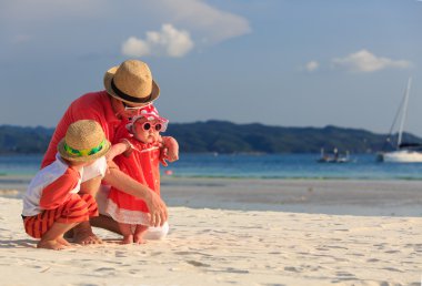 çocuklarla plaja eğlenmeye baba
