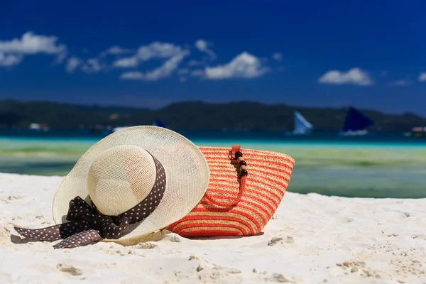 Шляпа и сумка на тропическом пляже — стоковое фото
