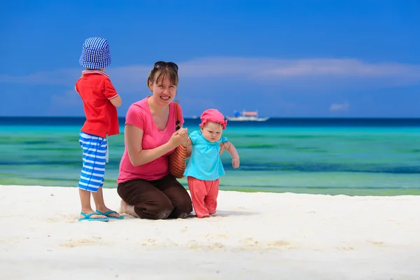 Familie spelen op tropisch strand — Stockfoto