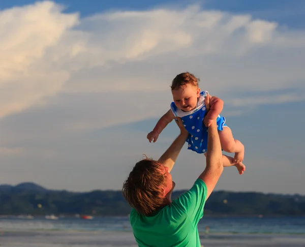 Familie spelen op tropisch strand — Stockfoto