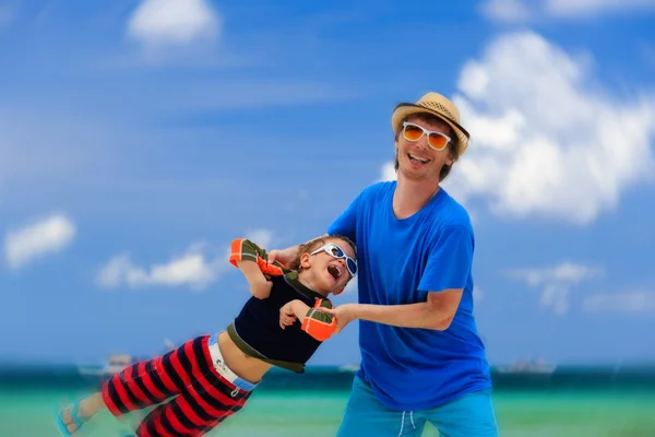 Familie spelen op tropisch strand — Stockfoto