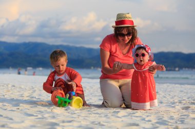 tropik sahilde oynarken aile