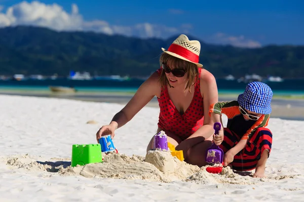 Family building sandcastle — Stock Photo, Image