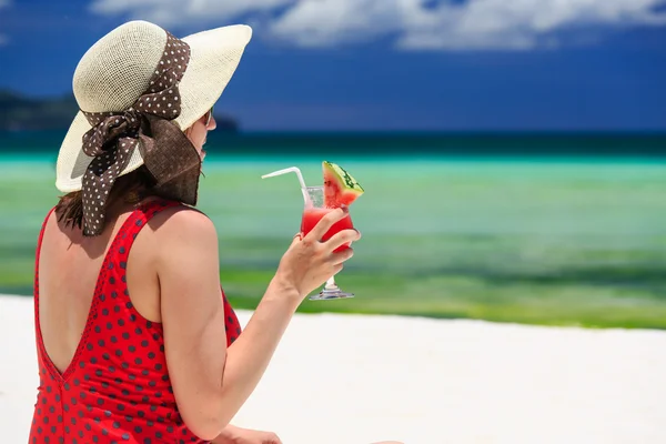 Young woman holding watermelon cocktail on the beach — Stock Photo, Image