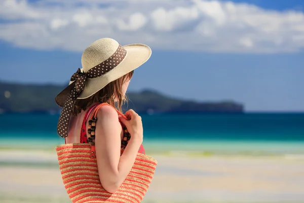 Femme avec sac de plage à la mer — Photo