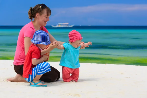 Familie spielt am tropischen Strand — Stockfoto