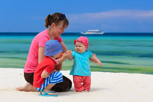 Familie spielt am tropischen Strand — Stockfoto