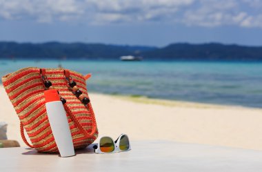 çanta, güneş gözlüğü ve suncream tropikal plaj