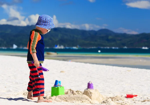 Bambino costruzione castello di sabbia — Foto Stock