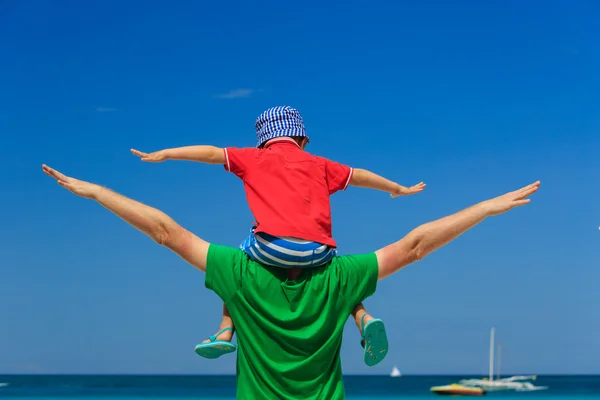 Gelukkige familie op zee vakantie — Stockfoto