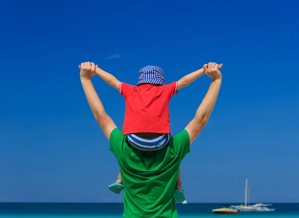 Familia feliz en vacaciones de mar — Foto de Stock