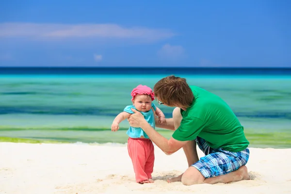 Otec a dítě hraje na pláži — Stock fotografie