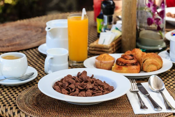 Colazione continentale con croissant — Foto Stock