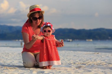 tropik sahilde oynarken aile