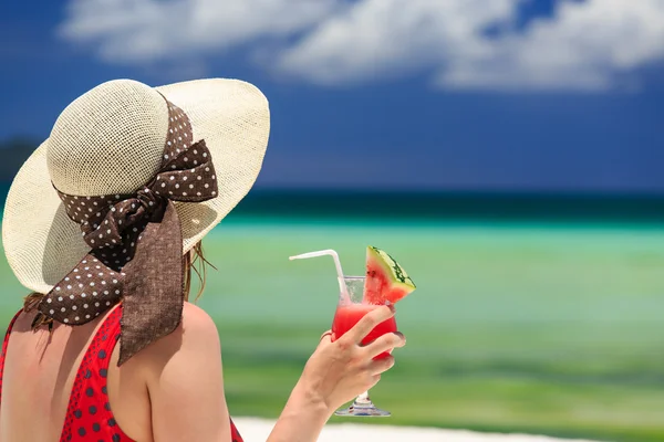 Joven mujer sandía cocktail en la playa — Foto de Stock