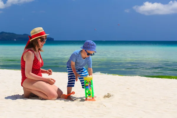 Familie spelen op tropisch strand — Stockfoto