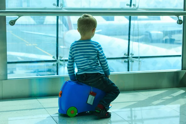 Niño mirando aviones en el aeropuerto — Foto de Stock