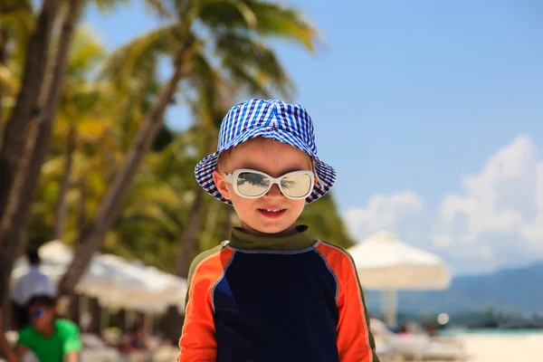 Mały chłopiec portret na tropikalnej plaży — Zdjęcie stockowe