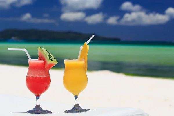 Cocktail di frutta sulla spiaggia tropicale — Foto Stock