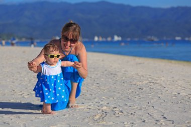 Anne ve küçük kızı tropikal plaj