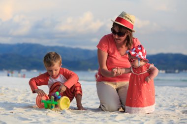 tropik sahilde oynarken aile
