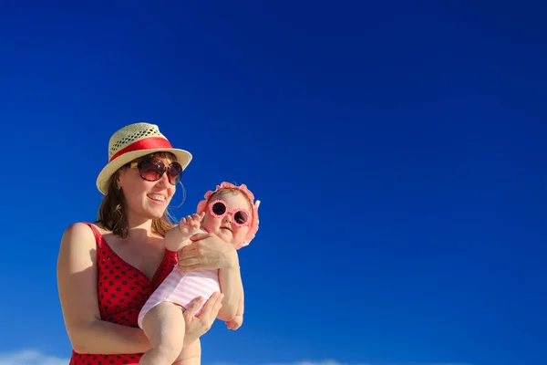 Mãe e bebê em férias na praia — Fotografia de Stock