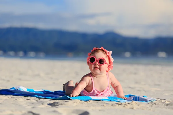 열 대 해변에 귀여운 딸 — 스톡 사진