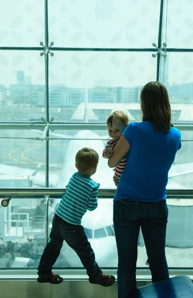 Madre con niños esperando en el aeropuerto — Foto de Stock