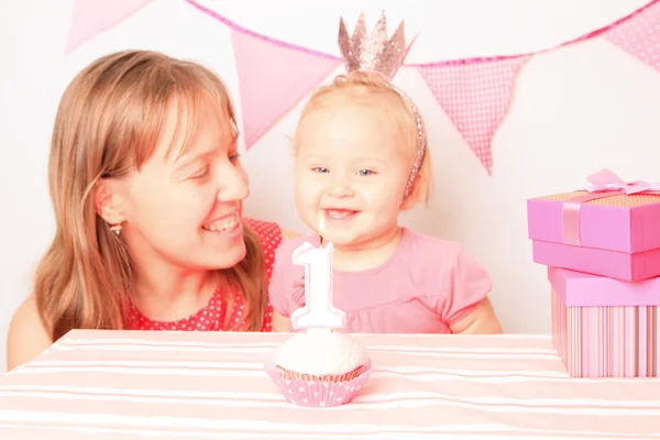 Madre e bambina alla prima festa di compleanno — Foto Stock