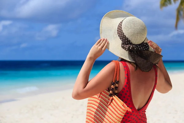 Mujer con bolsa de playa en el mar —  Fotos de Stock