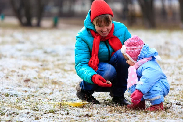 Mother and little daughter playing in winter — Stock Photo, Image