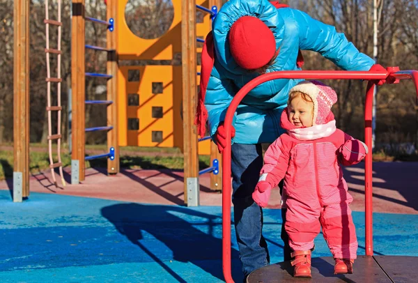 Menina brincando no playground ao ar livre — Fotografia de Stock