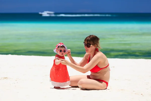 Mother and little daughter on tropical beach — Stock Photo, Image