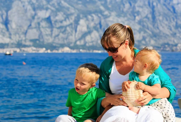 Мать с детьми на морском отдыхе — стоковое фото