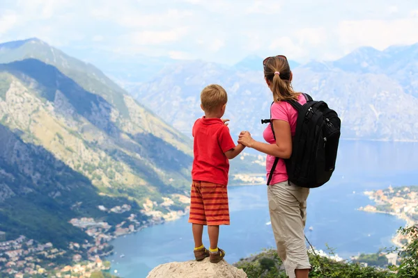 Madre e hijo descansando en las montañas — Foto de Stock