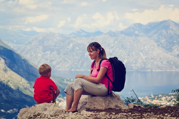 Mère et fils se reposent dans les montagnes — Photo