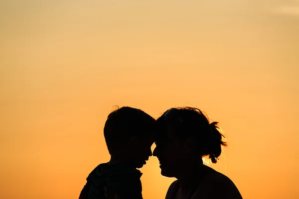 Mère et fils à la plage du coucher du soleil — Photo