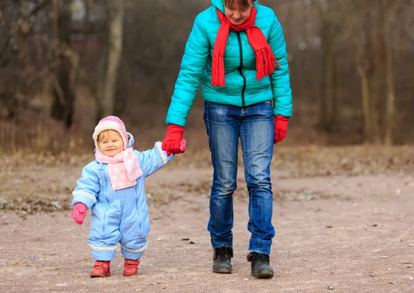 Madre e hija aprendiendo a caminar en otoño —  Fotos de Stock