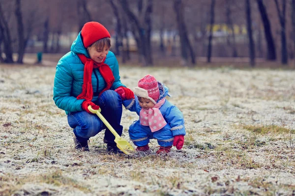 Anne ve küçük kızı kışın oynarken — Stok fotoğraf