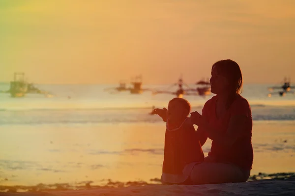 Madre e figlioletta che camminano al tramonto — Foto Stock