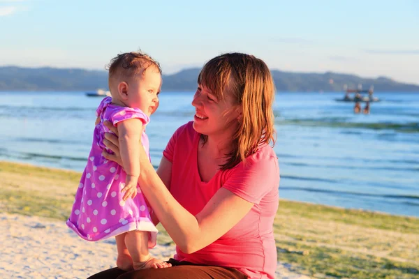 Mor och dotter på tropical beach — Stockfoto