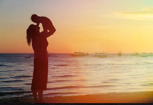 Mãe e filha se divertindo na praia do pôr do sol — Fotografia de Stock
