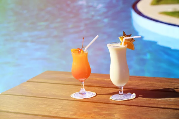 Two cocktails on luxury tropical beach — Stock Photo, Image