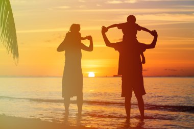 günbatımı plajda eğlenmek iki çocuklu mutlu aile
