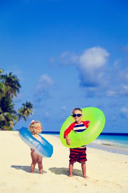 sevimli küçük çocuk ve bebek kız oyun beach