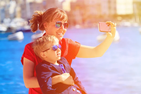 Madre e hijo pequeño haciendo selfie mientras viaja en Malta — Foto de Stock