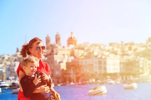 Мати і син подорожувати на Мальті, Європа — стокове фото