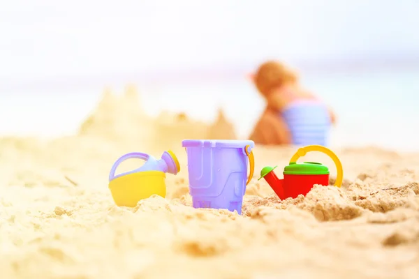 Crianças brinquedos na praia, férias em família — Fotografia de Stock