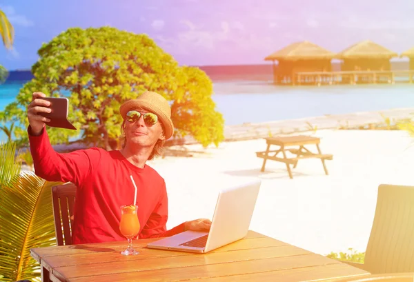 Young man with laptop at luxury resort making selfie — Stock Photo, Image