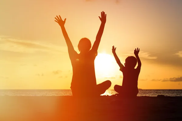 Silhueta de Feliz Pai e Filho ao pôr-do-sol — Fotografia de Stock